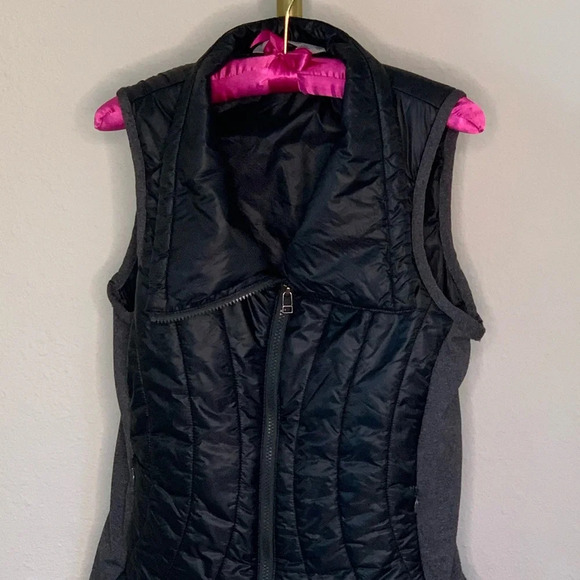 Athleta Vail Vest Black Grey Small Semi-Fitted PrimaLoft Eco Polyester travel - Picture 3 of 12